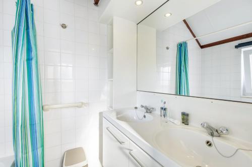 2 bedrooms, 4 beds