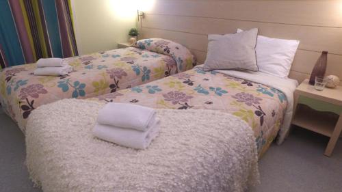 4 twin beds