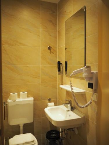 Aston City Hotel - image 3