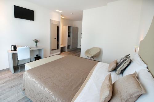 Junior Suite Deluxe Double with Lake View