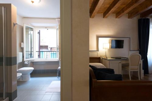 Albergo Mazzanti Set in a prime location of Verona, Albergo Mazzanti puts everything the city has to offer just outside your doorstep. Featuring a complete list of amenities, guests will find their stay at the propert