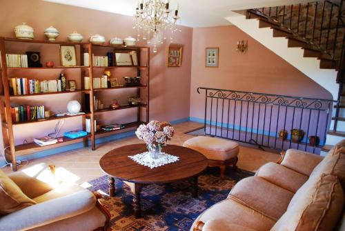 Koplietošanas atpūtas telpa ar TV, Nabat le Haut, chambre et table d'hotes in Courniou