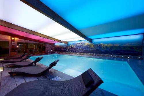 Басейн, Hotel L'Equipe in Морзан
