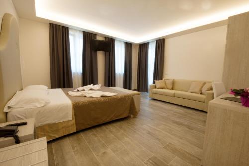 1 queen bed, 1 sofa bed