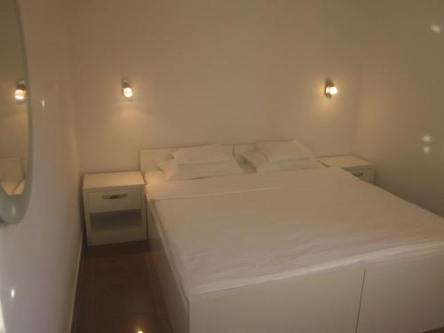1 queen bed, 1 sofa bed