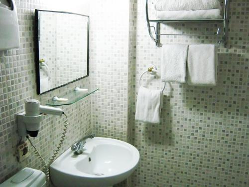 Chambre Triple (2 Adultes & 1 Enfant)