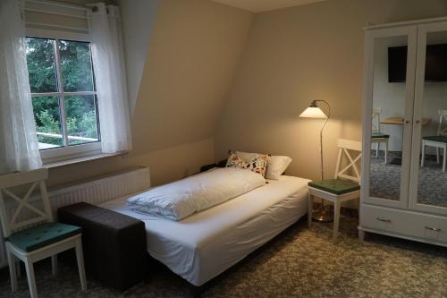 1 queen bed, 1 sofa bed