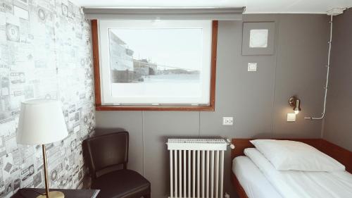 Economy Single Cabin with Shared Bathroom image 9
