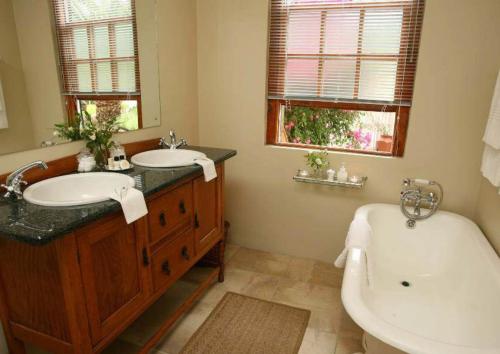La Plume Boutique Guest House & Spa Ideally located in the Oudtshoorn area, La Plume Boutique Guest House promises a relaxing and wonderful visit. The property offers guests a range of services and amenities designed to provide comfort 