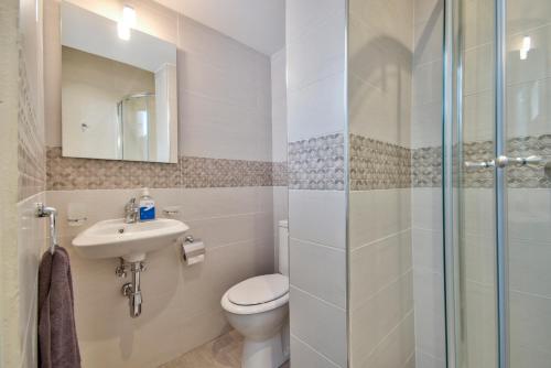 Valletta Luxe 3-Bedroom Duplex Penthouse with Sea View Terrace and Jacuzzi, La Valette (photo 10)