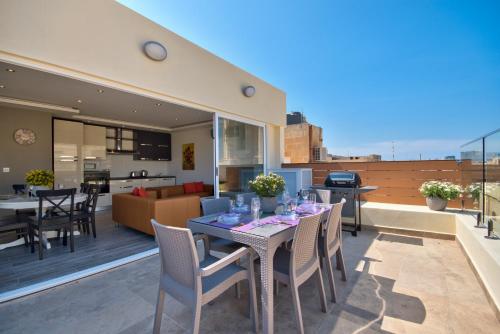 Valletta Luxe 3-Bedroom Duplex Penthouse with Sea View Terrace and Jacuzzi
