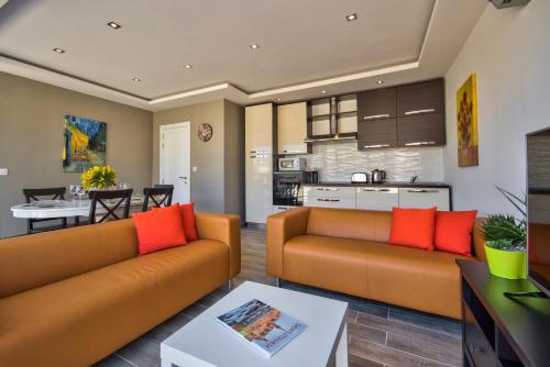 Valletta Luxe 3-Bedroom Duplex Penthouse with Sea View Terrace and Jacuzzi, La Valette (photo 8)