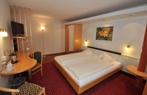 Standard double room north (no river view) with balcony (Room 410)