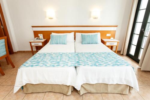 2 twin beds