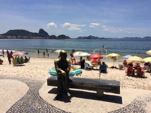 COPACABANA 2 Quartos e Sala, QUADRA DA PRAIA no Posto 6