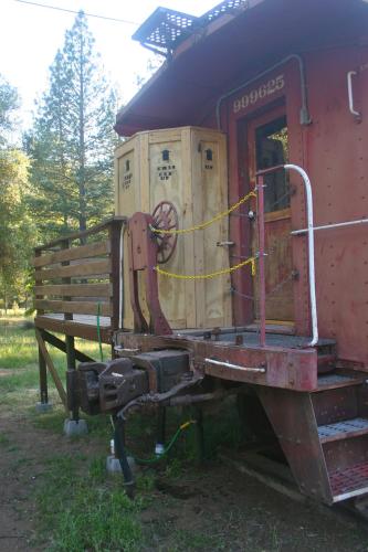 B&B Oakhurst - Little Red Caboose - Bed and Breakfast Oakhurst