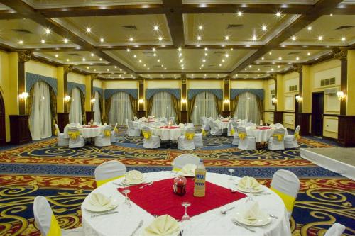 Banquet hall, Helnan Auberge Fayoum in Senoures