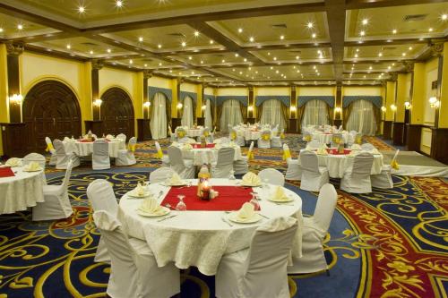 Banquet hall, Helnan Auberge Fayoum in Senoures