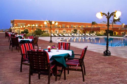 Swimming pool, Helnan Auberge Fayoum in Senoures
