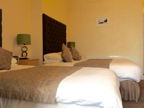 1 double bed, 1 twin bed