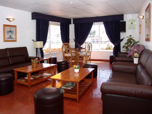 Shared lounge/TV area, Apartamentos Turisticos Regina in Albufeira
