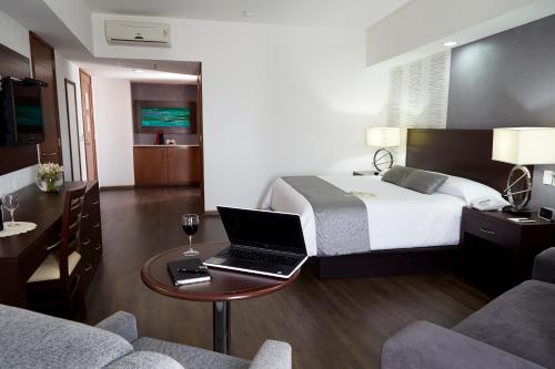 Hotel Ejecutivo Express Ideally located in the prime touristic area of Guadalajara Suburbs, Hotel Ejecutivo Express promises a relaxing and wonderful visit. The hotel offers a wide range of amenities and perks to ensure you 