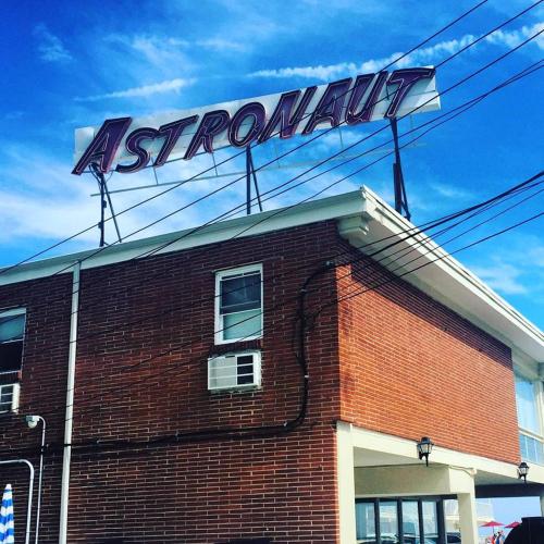 Astronaut Motel - image 6