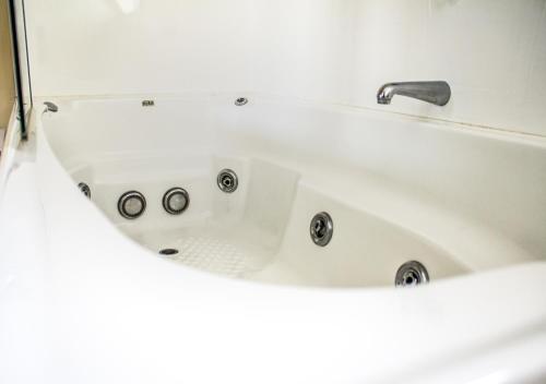 ห้องน้ำ, Bella Tuscany Motor Lodge in ปีรีไม