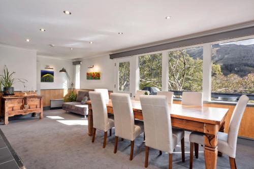 ห้องส่วนกลางสำหรับนั่งเล่น/ดูทีวี, เพียวร์ ชาเลต์ (Pure Chalet) in เธรดโบวิลเลจ