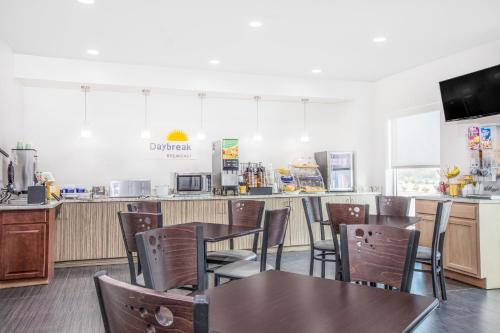 Days Inn by Wyndham Bryan - image 2