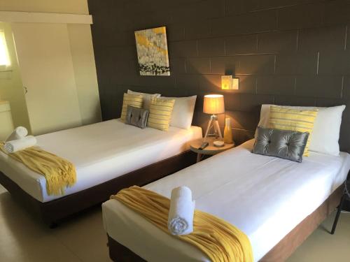 1 double bed, 1 twin bed