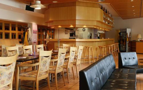 酒吧/高級酒吧, 斯坦巴赫/陶努斯會議和教育中心酒店 (Tagungs- und Bildungszentrum Steinbach/Taunus) in 陶努斯山區克龍貝格