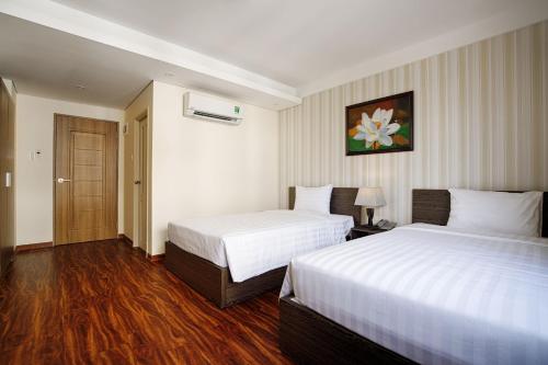 Superior Twin Room image 7