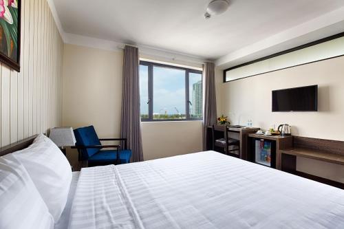 Deluxe Double Room with Balcony image 9