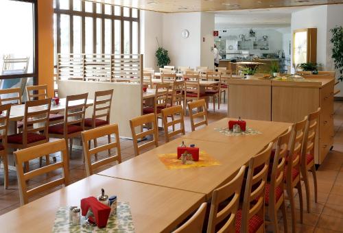 餐廳, 斯坦巴赫/陶努斯會議和教育中心酒店 (Tagungs- und Bildungszentrum Steinbach/Taunus) in 陶努斯山區克龍貝格