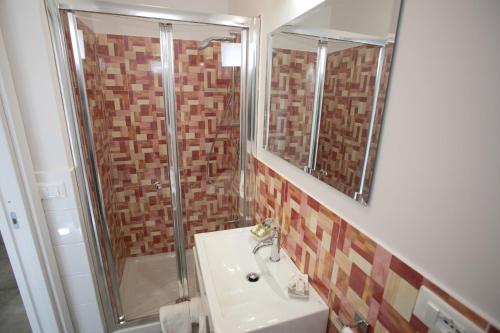 Standard Double or Twin Room with Balcony image 10