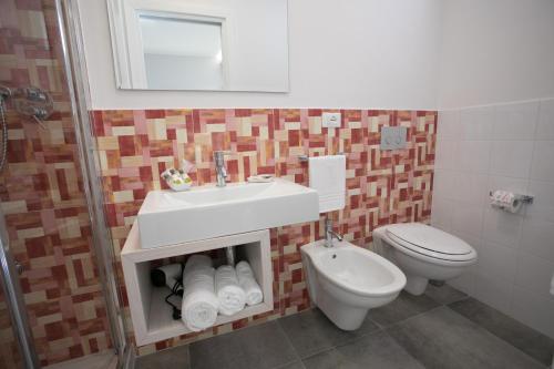 Standard Double or Twin Room with Balcony image 9