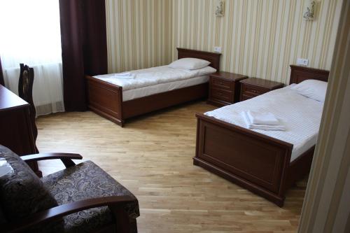2 twin beds