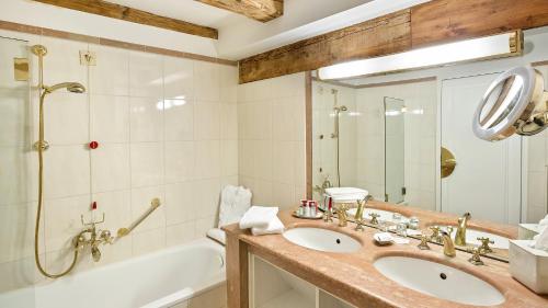 Standard Double Room image 6