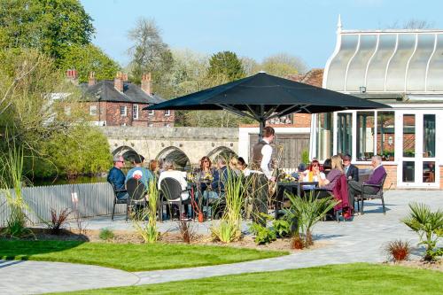 The Legacy Rose & Crown Hotel - image 2