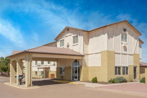 Super 8 by Wyndham Holbrook