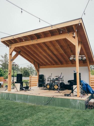 100694619 LOGE Westport