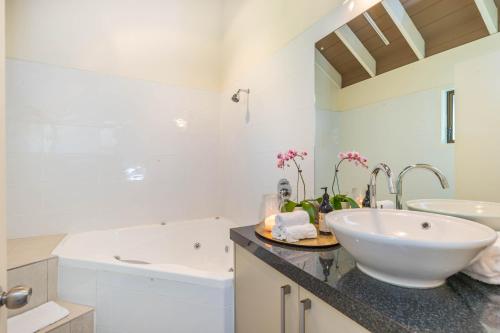 Studio with Spa Bath image 4