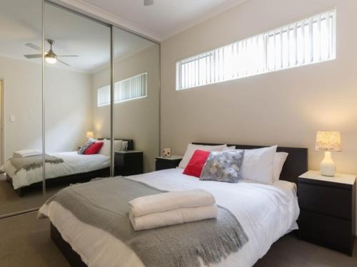 

Luxury Apartment, close to City, Airport, WiFi