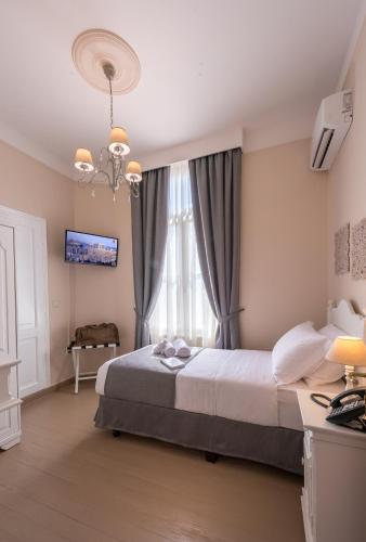 Palladian Home - image 8