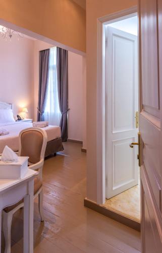 Palladian Home - image 11