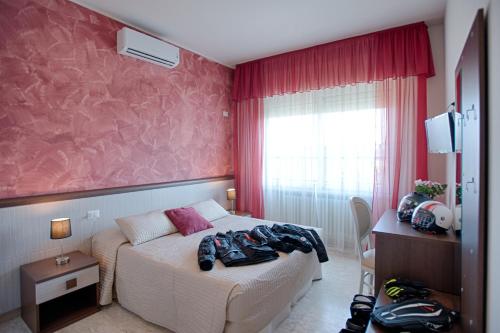 1 queen bed, 2 twin beds