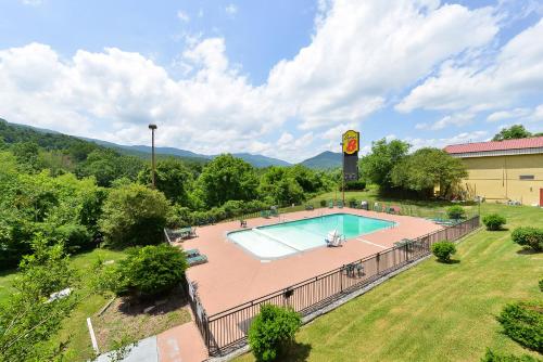 Super 8 by Wyndham Caryville TN - image 2