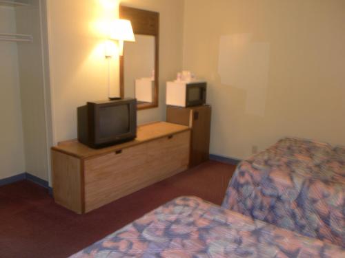 Budget Inn - image 5