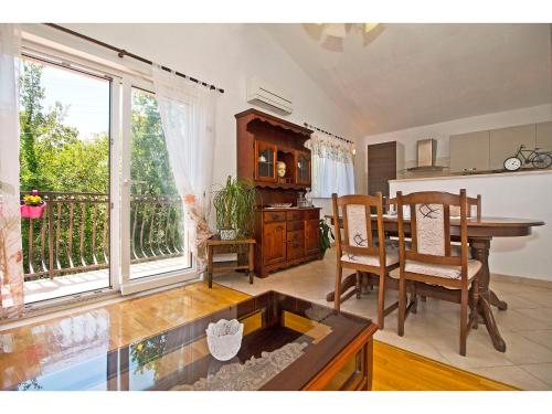共用Lounge/電視區, Charming Villa Katja with Private Pool and AC in All Rooms, Near Split in 奧米斯